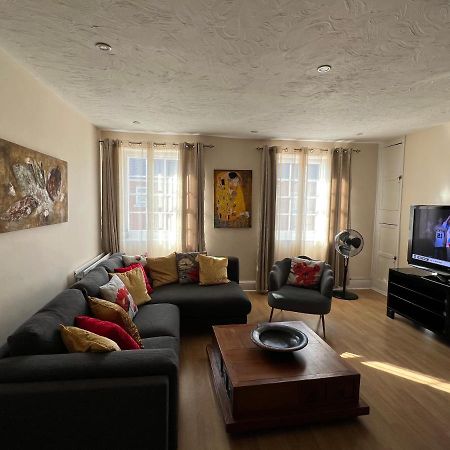 Stay In Yeovil Town Centre, Large 2 Bd Apt With Parking, Sleeps 4 Eksteriør bilde