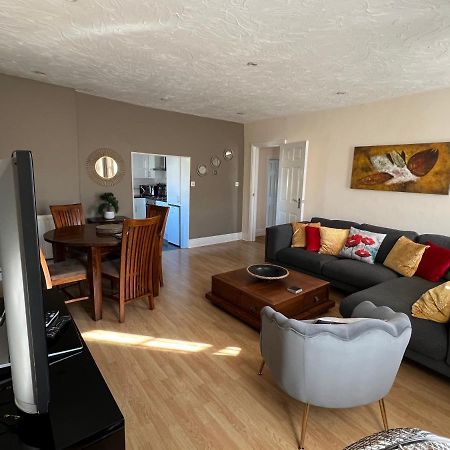 Stay In Yeovil Town Centre, Large 2 Bd Apt With Parking, Sleeps 4 Eksteriør bilde
