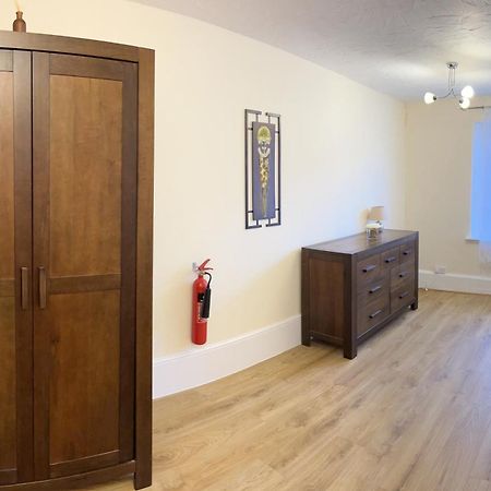 Stay In Yeovil Town Centre, Large 2 Bd Apt With Parking, Sleeps 4 Eksteriør bilde