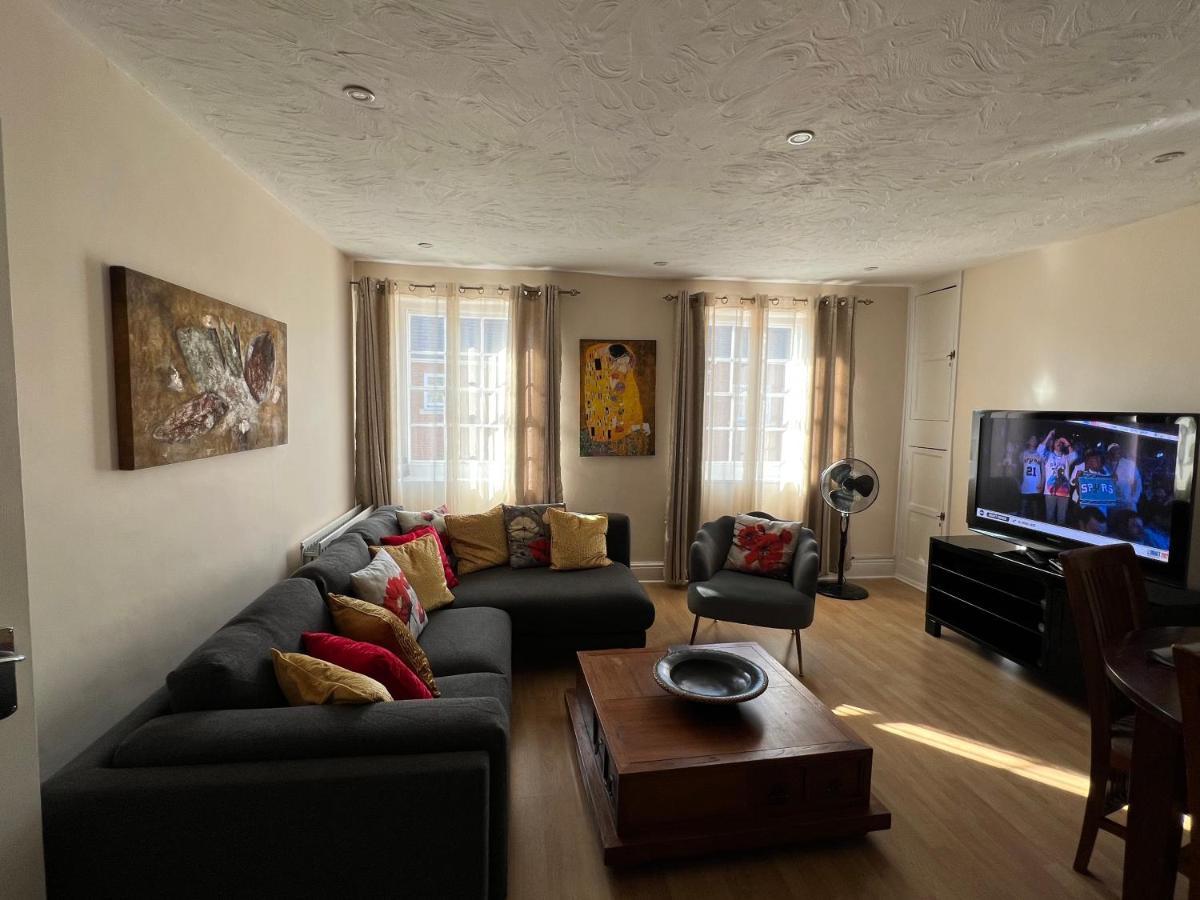 Stay In Yeovil Town Centre, Large 2 Bd Apt With Parking, Sleeps 4 Eksteriør bilde