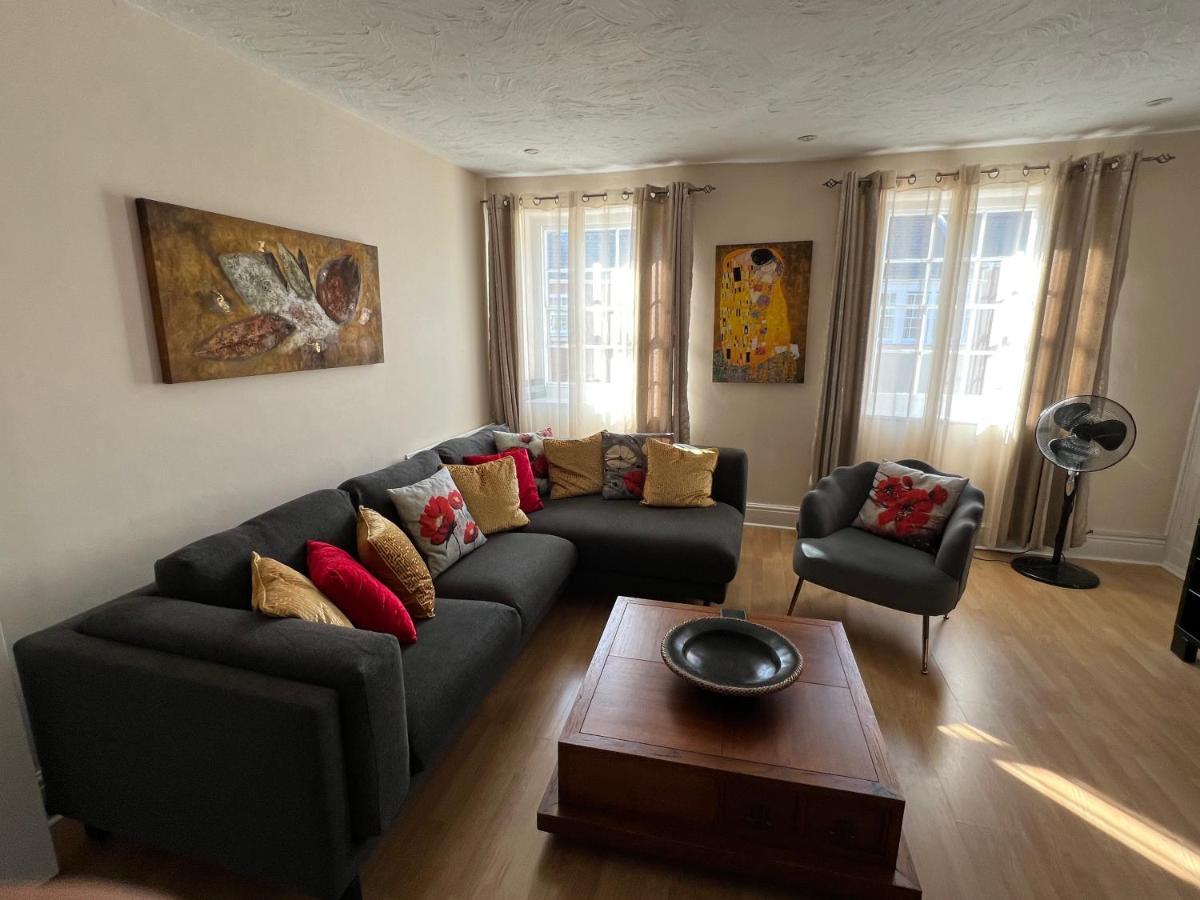 Stay In Yeovil Town Centre, Large 2 Bd Apt With Parking, Sleeps 4 Eksteriør bilde