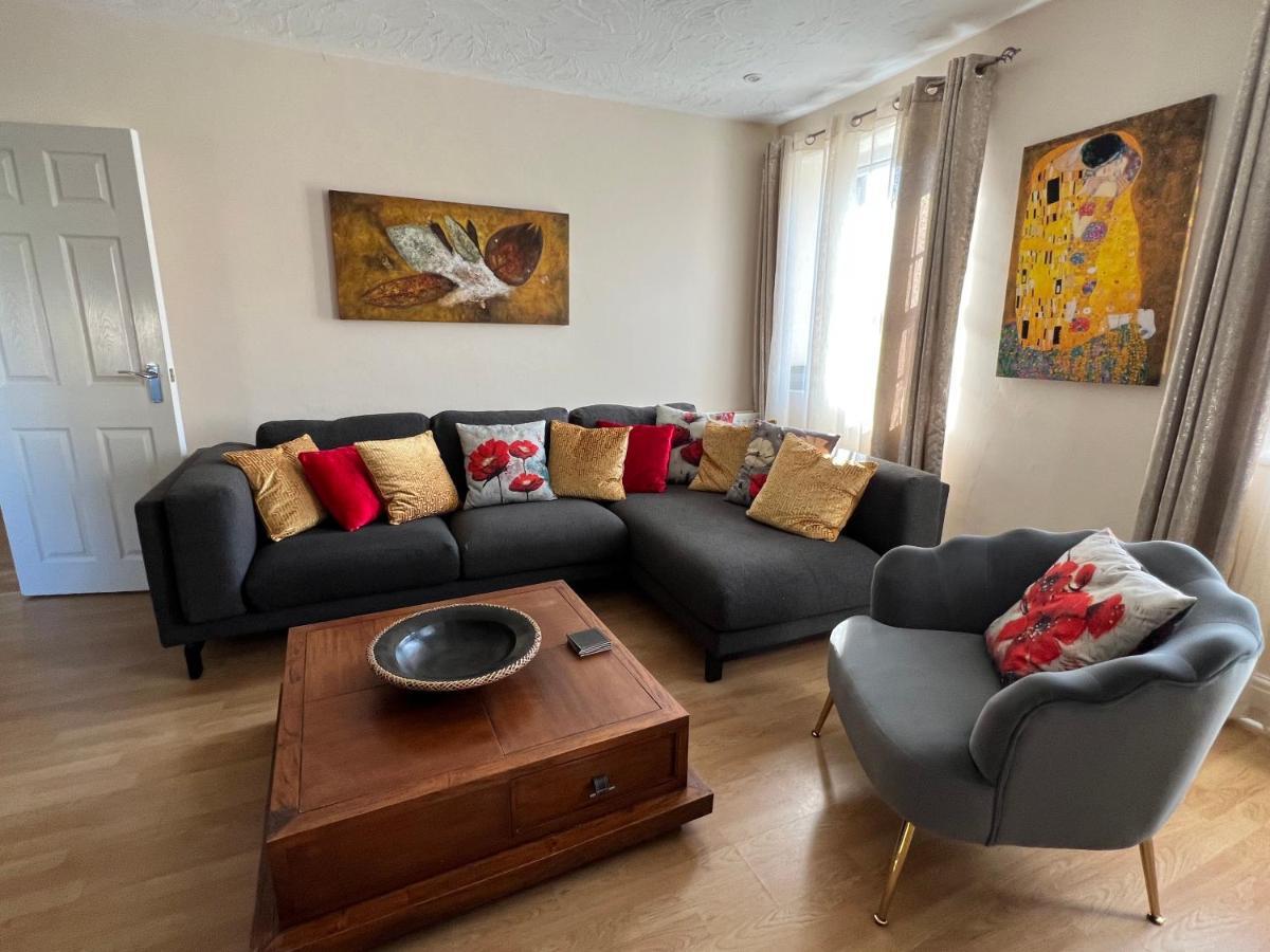 Stay In Yeovil Town Centre, Large 2 Bd Apt With Parking, Sleeps 4 Eksteriør bilde