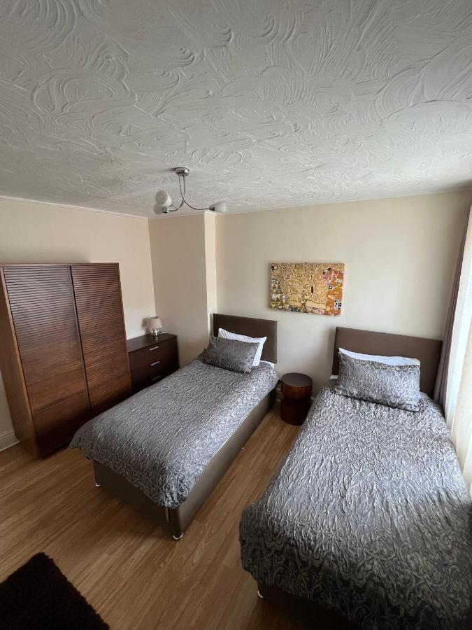 Stay In Yeovil Town Centre, Large 2 Bd Apt With Parking, Sleeps 4 Eksteriør bilde