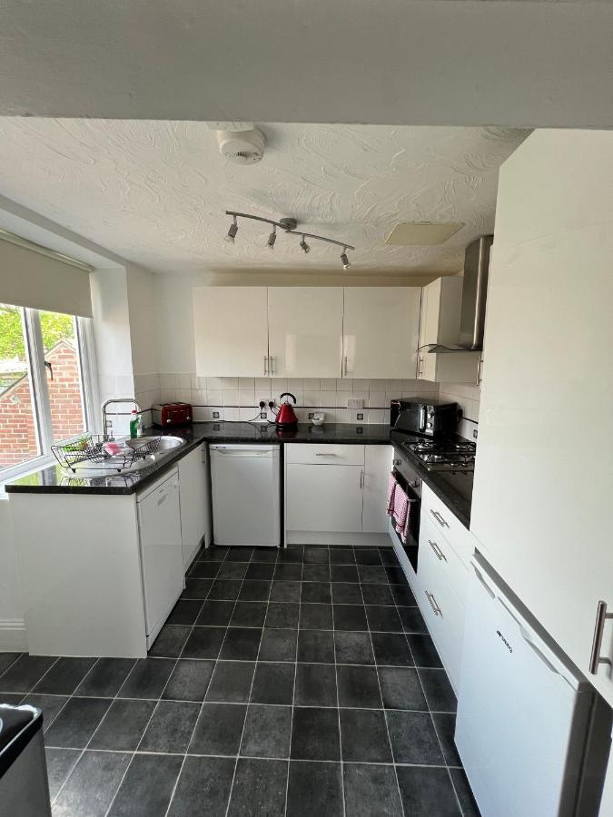 Stay In Yeovil Town Centre, Large 2 Bd Apt With Parking, Sleeps 4 Eksteriør bilde