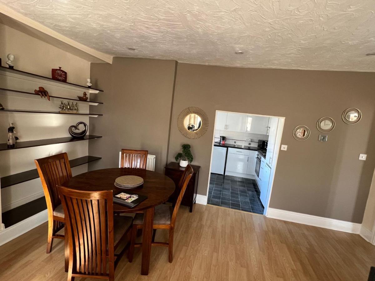 Stay In Yeovil Town Centre, Large 2 Bd Apt With Parking, Sleeps 4 Eksteriør bilde