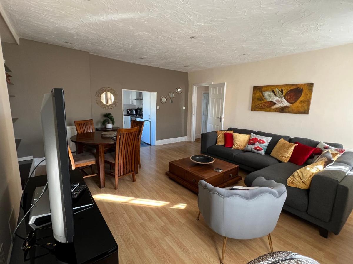 Stay In Yeovil Town Centre, Large 2 Bd Apt With Parking, Sleeps 4 Eksteriør bilde