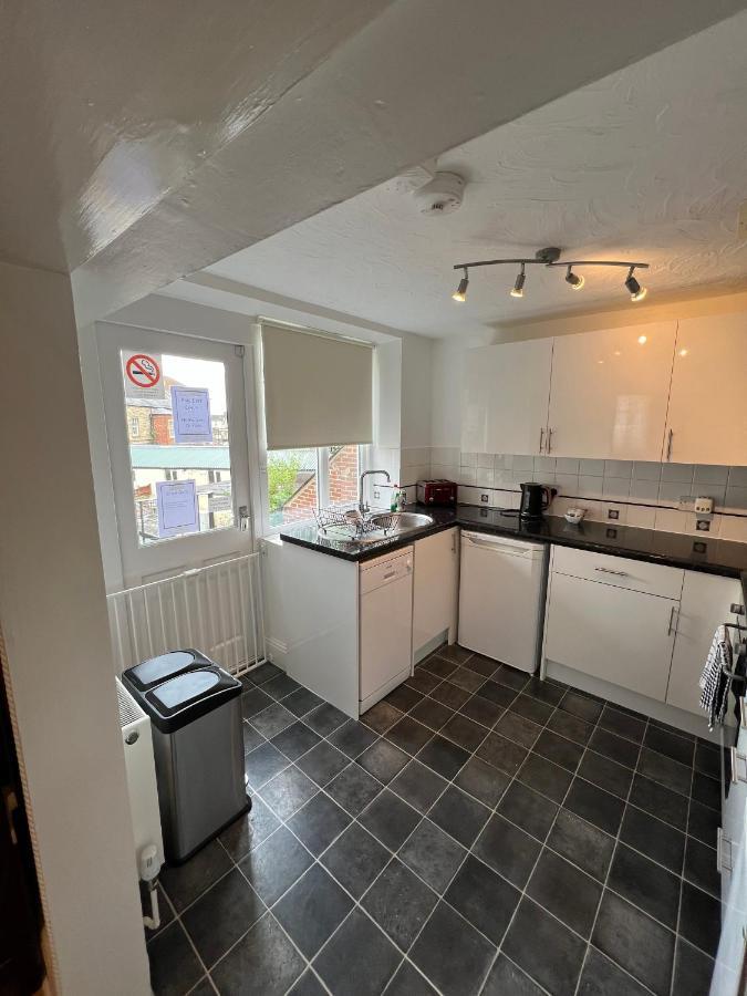 Stay In Yeovil Town Centre, Large 2 Bd Apt With Parking, Sleeps 4 Eksteriør bilde