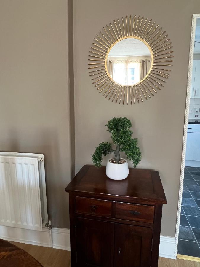 Stay In Yeovil Town Centre, Large 2 Bd Apt With Parking, Sleeps 4 Eksteriør bilde