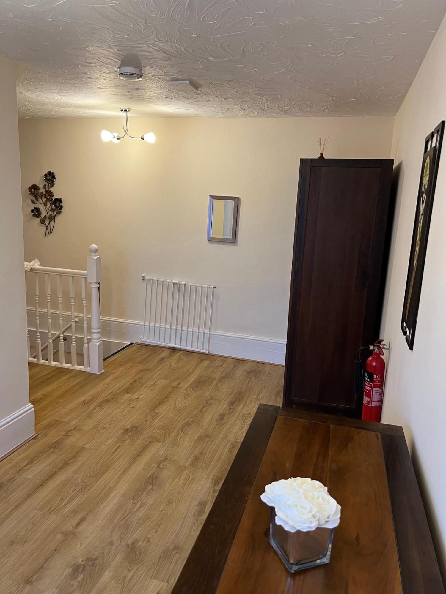 Stay In Yeovil Town Centre, Large 2 Bd Apt With Parking, Sleeps 4 Eksteriør bilde