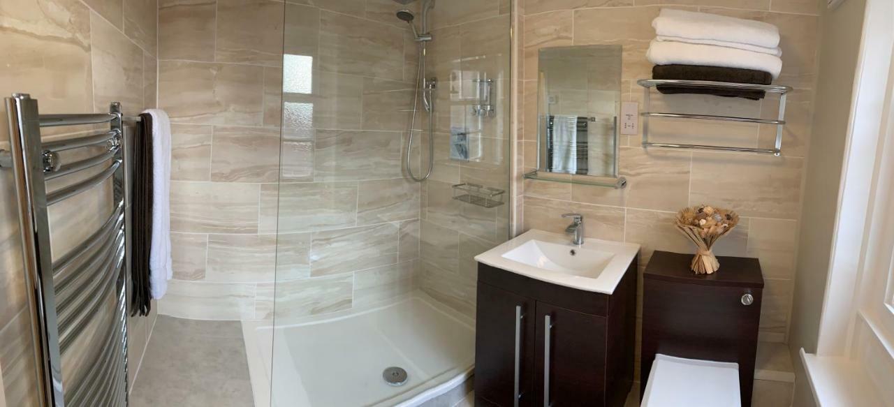 Stay In Yeovil Town Centre, Large 2 Bd Apt With Parking, Sleeps 4 Eksteriør bilde