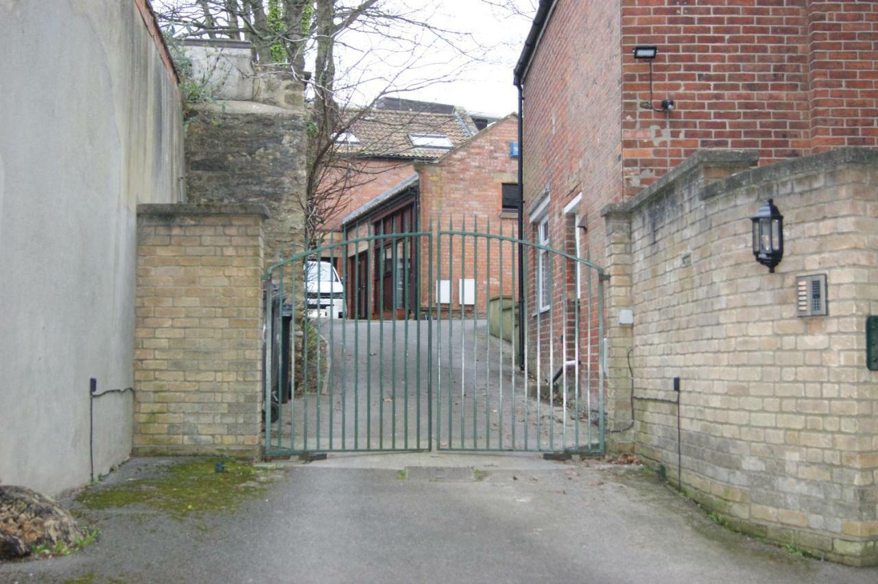 Stay In Yeovil Town Centre, Large 2 Bd Apt With Parking, Sleeps 4 Eksteriør bilde